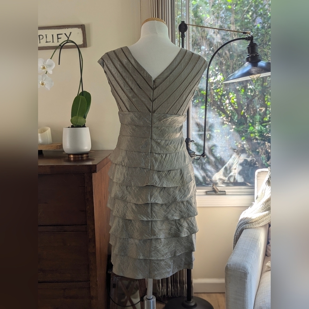 Adrianna Papell Champagne Taupe Layered Sleeveless V- Neck Fully Lined Size 4 - Picture 7 of 17
